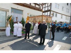 Fronleichnamsprozession durch die Straßen von Naumburg (Foto: Karl-Franz Thiede)